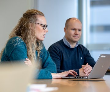 Bilde av Cecilie Sviland Walde og Bård Misund som ser på en PC. Foto: Eivind Senneset