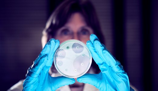 Vil bedre overvåkningen av antimikrobiell resistens globalt
