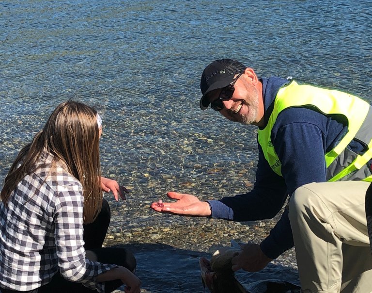 Å få i barna interessert og glad i elva er avgjørende for framtidig god forvaltning. Foto: Ketil Skaar
