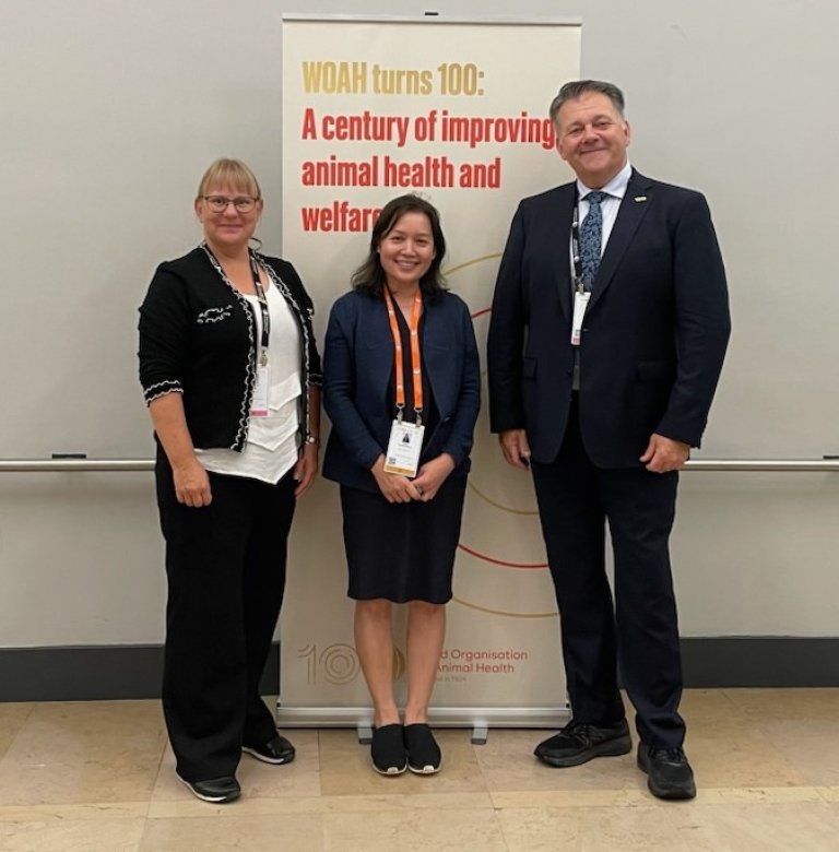 Saraya Tavornpanich i midten, sammen med Mona Dverdal Jansen i Mattilsynet og sjefsveterinær i Mattilsynet Ole-Herman Tronerud. Foto: Veterinærinstituttet